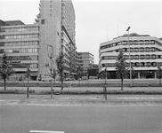 55023 Gezicht op de Catharijnesingel te Utrecht met de kantoorgebouwen van Hoog Catharijne, vanaf de Rijnkade, met in ...